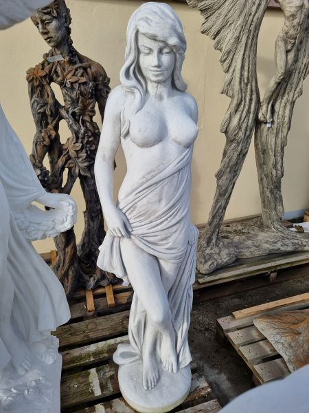 Gartenfigur Nackte Frau mit Tuch, antik patiniert