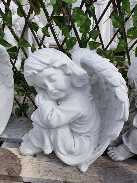 Gartenfigur Engelfrau sitzend, weiß