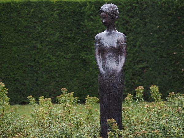 Bronzefigur stehende Frau groß