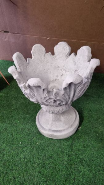 Pflanzgefäß, Vase mit Verzierungen, antik grau