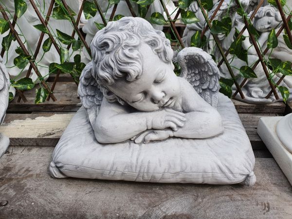 Gartenfigur Engel auf Kissen, antik