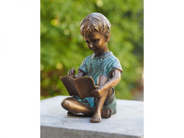 Bronzefigur Sitzender Junge der schreibt