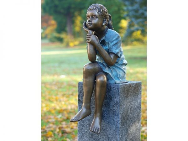 Bronzefigur Denkendes Mädchen sitzend