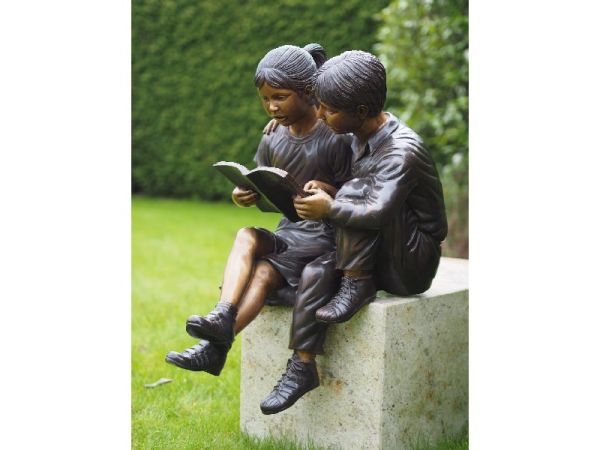 Bronzefigur Kinder lesend