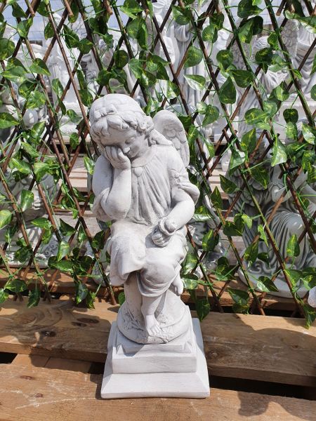 Gartenfigur Engel sitzend auf Säule, antik