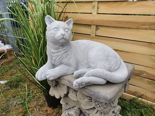 Gartenfigur Katze, liegend, antik-grau