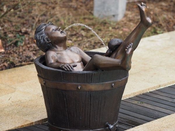 Bronzefigur Junge in Badewanne wasserspeiend