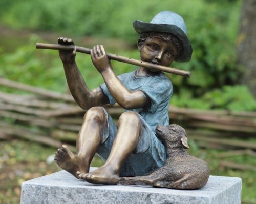 Bronzefigur Junge mit Flöte und Schaf