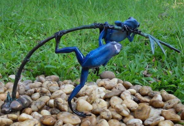 Bronzefigur Regenwaldfrosch auf Zweig blau