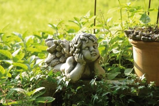 Gartenfigur Engel liegend 1 Fuß oben, "CAMBIEL", Steinguss