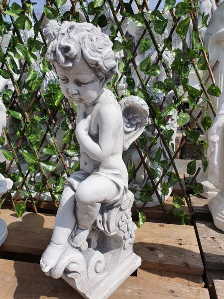Gartenfigur Engel sitzend, antik