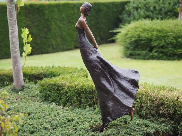 Bronzefigur Tanzende Frau