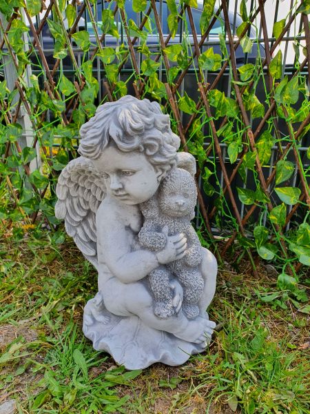Gartenfigur Engeljunge mit Teddy, antik