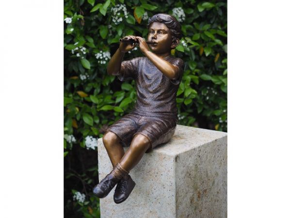 Bronzefigur Junge mit Flöte