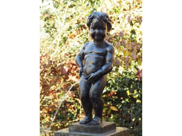 Bronzefigur Männeken Pis, wasserspeiend