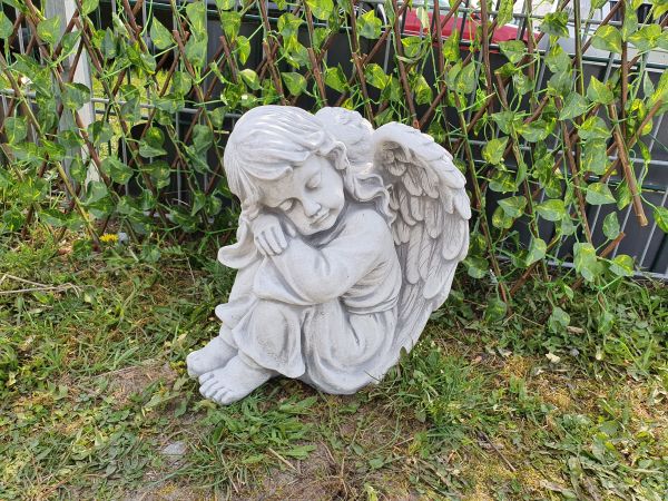 Gartenfigur Engelfrau sitzend, antik