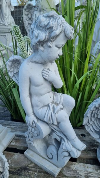 Gartenfigur Engel auf Sockel, antik grau