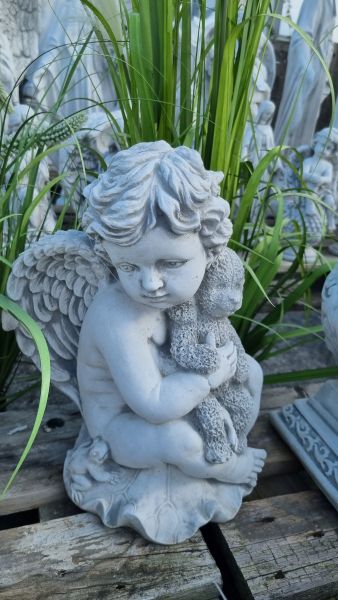 Gartenfigur Engel mit Teddy, antik grau