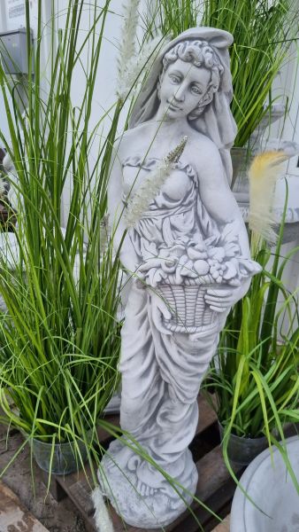 Gartenfigur Frau mit Blumenkorb, antik grau