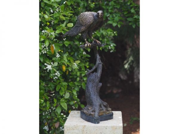 Bronzefigur Falke auf Stamm