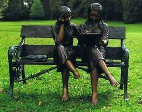 Bronzefigur Zwei Mädchen auf Bank