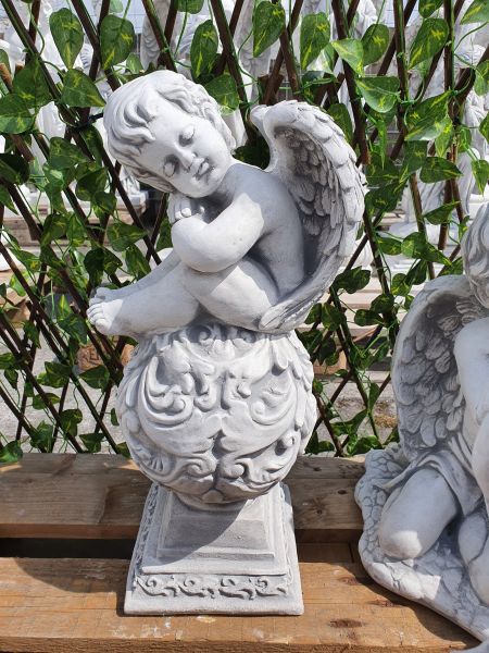 Gartenfigur Engel auf Kugel, Antik