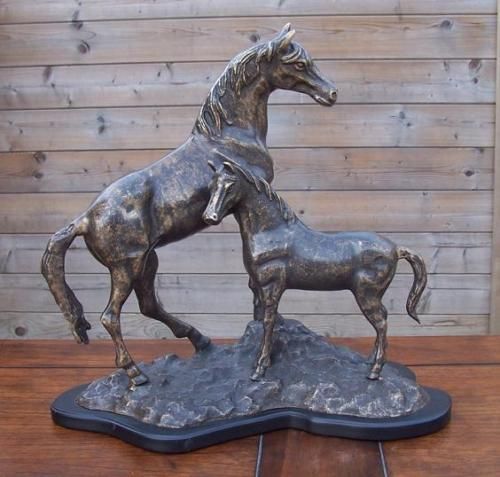 Bronzefigur Zwei Pferde auf Holzsockel