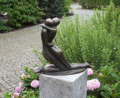 Bronzefigur Liebespaar kniend